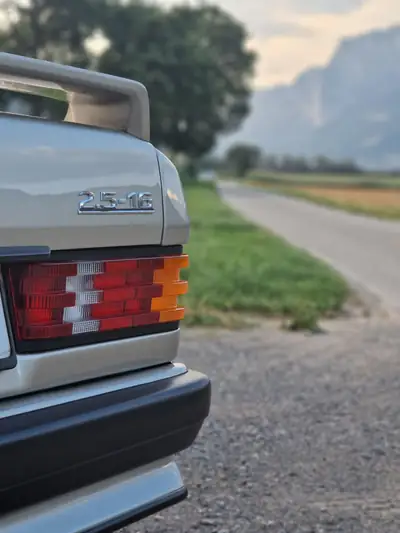 Mercedes-Benz 190 E 2.5-16 — Berline sportive des années 90, moteur atmosphérique 195 ch — Detail