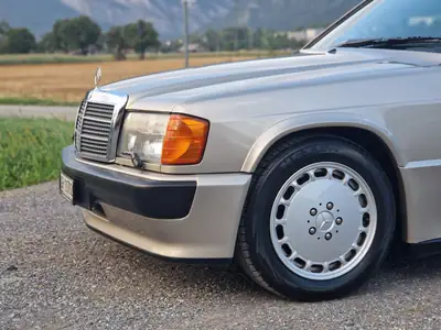 Mercedes-Benz 190 E 2.5-16 — Berline sportive des années 90, moteur atmosphérique 195 ch — Armaturenbrett