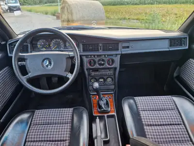 Mercedes-Benz 190 E 2.5-16 — Berline sportive des années 90, moteur atmosphérique 195 ch — Miniatur 7