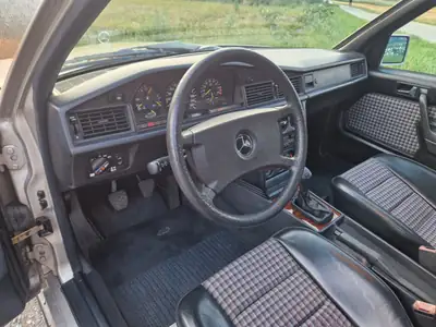 Mercedes-Benz 190 E 2.5-16 — Berline sportive des années 90, moteur atmosphérique 195 ch — Miniatur 9