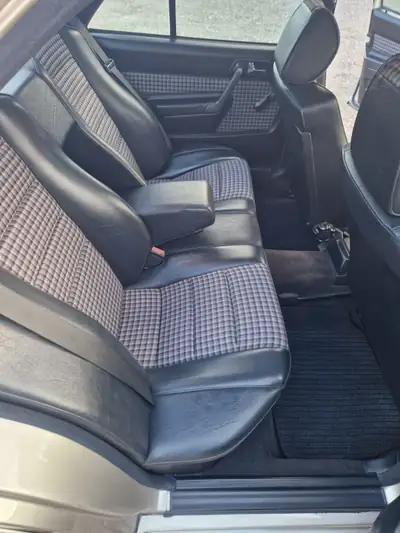 Mercedes-Benz 190 E 2.5-16 — Berline sportive des années 90, moteur atmosphérique 195 ch — Miniatur 12