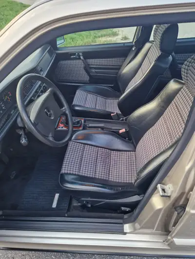 Mercedes-Benz 190 E 2.5-16 — Berline sportive des années 90, moteur atmosphérique 195 ch — Miniatur 13
