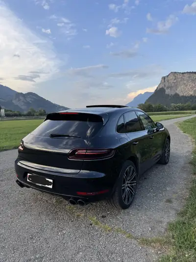 Porsche Macan 3.6 V6 Turbo Performance — SUV sportif 440 ch, garantie Porsche Approved jusqu'à 2029 — Heckansicht