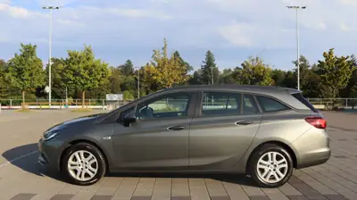 Opel Astra Sports Tourer 1.6 CDTi Automatik — Break diesel économique, contrôle technique neuf — side view