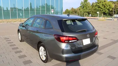 Opel Astra Sports Tourer 1.6 CDTi Automatik — Break diesel économique, contrôle technique neuf — rear view