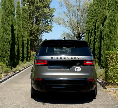 Land Rover Discovery 3.0 TDV6 HSE Luxury — 7 places, diesel performant, 58'200 km — rear view
