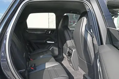 Porsche Cayenne Turbo 2020 — SUV haute performance, 550 ch et garantie Porsche Approved — Miniature 24