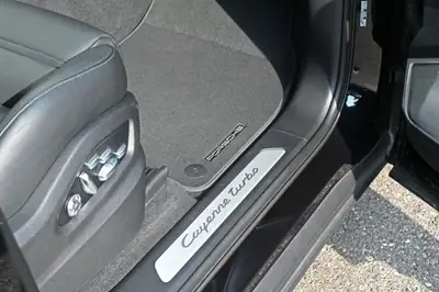 Porsche Cayenne Turbo 2020 — SUV haute performance, 550 ch et garantie Porsche Approved — Miniature 29