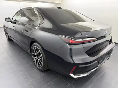 BMW 740d xDrive 48V M Sport 2025 — Berline premium diesel hybride, quasi neuve — côté