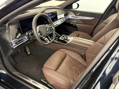 BMW 740d xDrive 48V M Sport 2025 — Berline premium diesel hybride, quasi neuve — tableau de bord