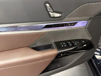 BMW 740d xDrive 48V M Sport 2025 — Berline premium diesel hybride, quasi neuve — Miniature 9