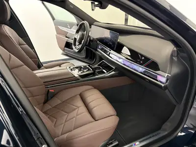 BMW 740d xDrive 48V M Sport 2025 — Berline premium diesel hybride, quasi neuve — Miniature 12