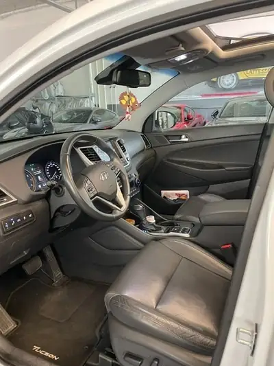 Hyundai Tucson 1.6 Turbo — SUV compact robuste, 5 portes automatique, accident-free — Heckansicht