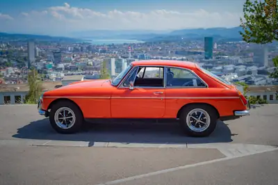 MG MGB GT 1973 — Coupé britannique vintage au moteur révisé, 48 000 km — vista esterna
