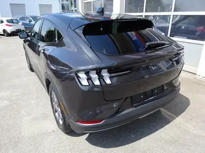 Ford Mustang MACH-E RWD 99 kWh — SUV électrique haute autonomie, 37 000 km seulement — côté