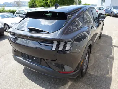 Ford Mustang MACH-E RWD 99 kWh — SUV électrique haute autonomie, 37 000 km seulement — arrière