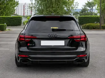 Audi RS4 Avant 2.9 V6 TFSI — Break sportif 450 ch, échappements sport, état impeccable — Innenraum