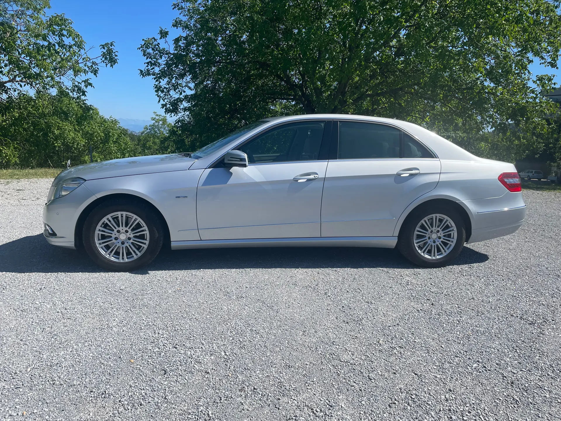Mercedes-Benz E 350 V6 BlueEF — Berline élégante, suspension pneumatique, faible kilométrage — vista esterna