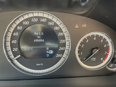 Mercedes-Benz E 350 V6 BlueEF — Berline élégante, suspension pneumatique, faible kilométrage — Miniatura 7