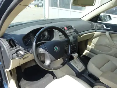 Skoda Octavia 2.0 TDI Elegance — Berline fiable 140 ch, 121'000 km — Miniature 8