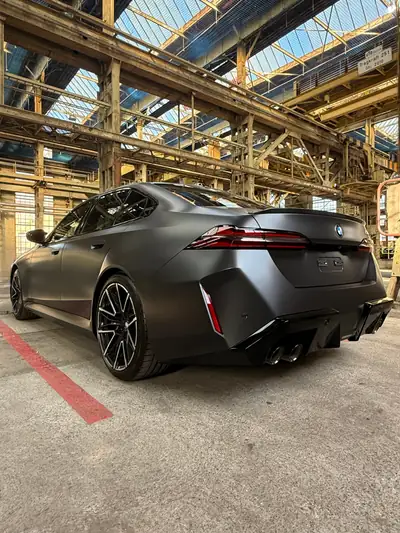 BMW M5 xDrive 2025 — Berline sportive hybride rechargeable, 8600 km seulement — détail