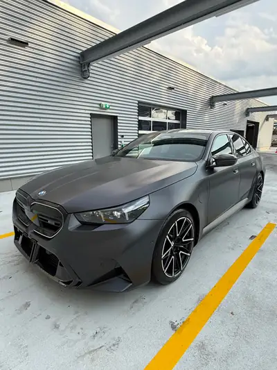 BMW M5 xDrive 2025 — Berline sportive hybride rechargeable, 8600 km seulement — tableau de bord