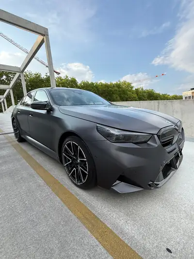 BMW M5 xDrive 2025 — Berline sportive hybride rechargeable, 8600 km seulement — Miniature 7