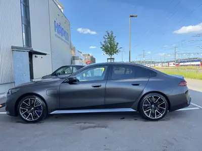 BMW M5 xDrive 2025 — Berline sportive hybride rechargeable, 8600 km seulement — Miniature 13