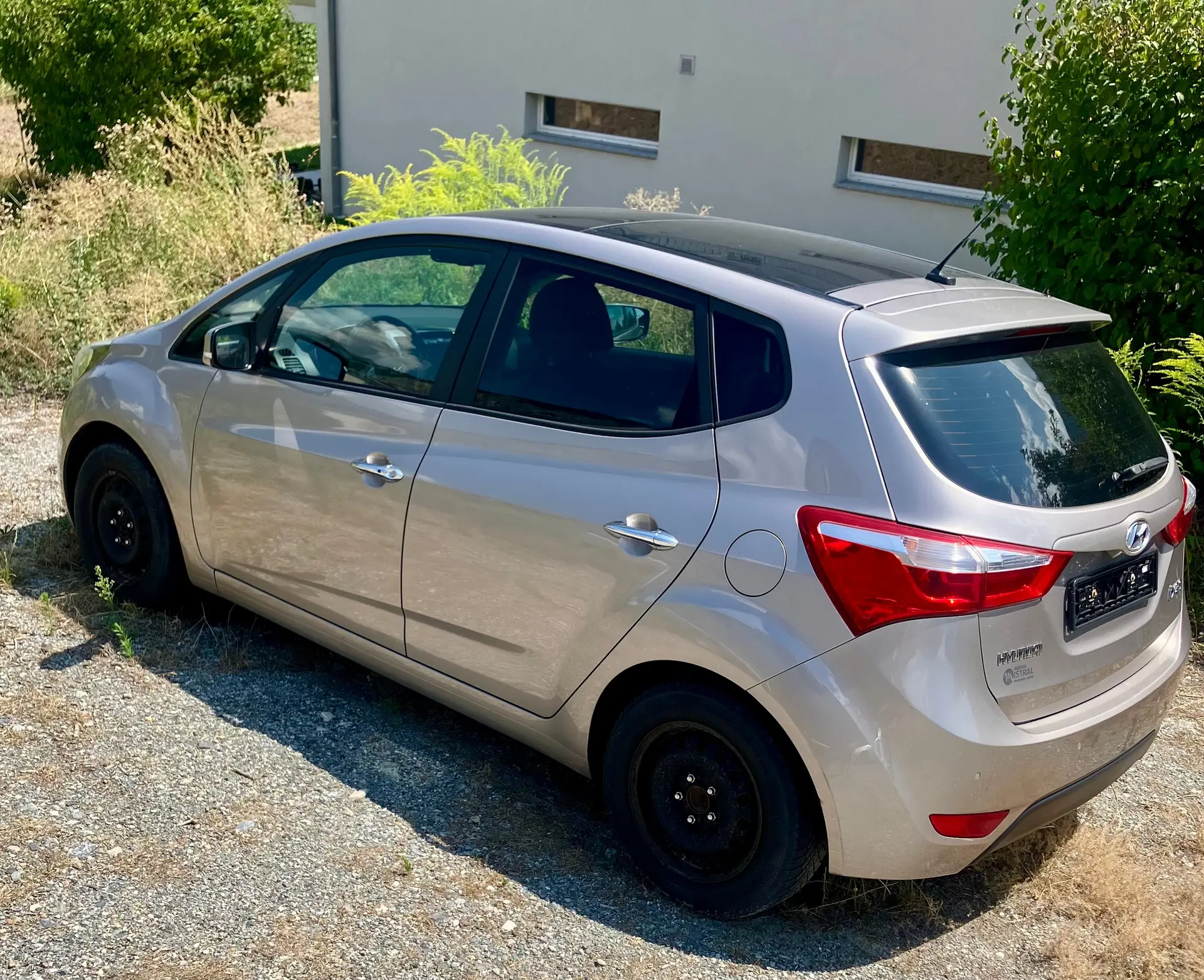 Hyundai iX20 1.6 Vertex — Monospace compact fiable, sans accident, jantes été-hiver incluses — vue extérieure