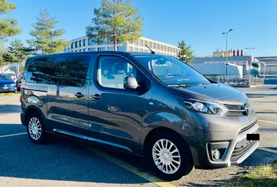 Toyota Proace Verso 2.0 D Shuttle — Monospace familial spacieux, 9 places, très bas kilométrage — exterior view