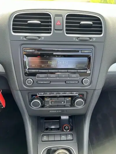 VW Golf Cabrio 1.2 TSI — Décapotable dynamique, entretien exemplaire, 55'600 km seulement — Miniatura 10