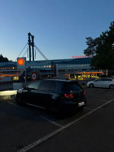 VW Golf 2.0 TSI R DSG 4Motion — Performance sportive et traction intégrale — rear view