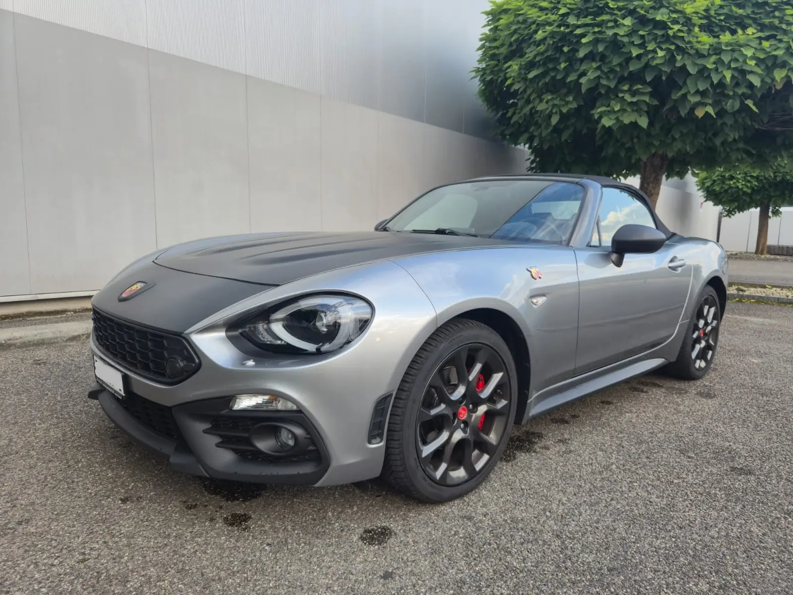 Fiat 124 Spider 1.4 TB Abarth — Cabriolet sportif rétro, moteur turbo performant — vue extérieure