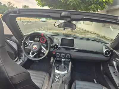 Fiat 124 Spider 1.4 TB Abarth — Cabriolet sportif rétro, moteur turbo performant — tableau de bord