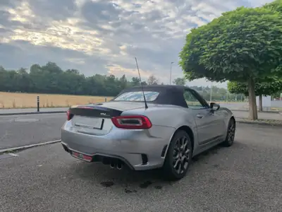 Fiat 124 Spider 1.4 TB Abarth — Cabriolet sportif rétro, moteur turbo performant — intérieur