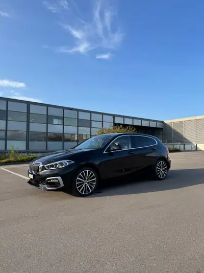 BMW 118i — Citadine sportive 2019, fraîchement révisée et sans sinistre — vista esterna