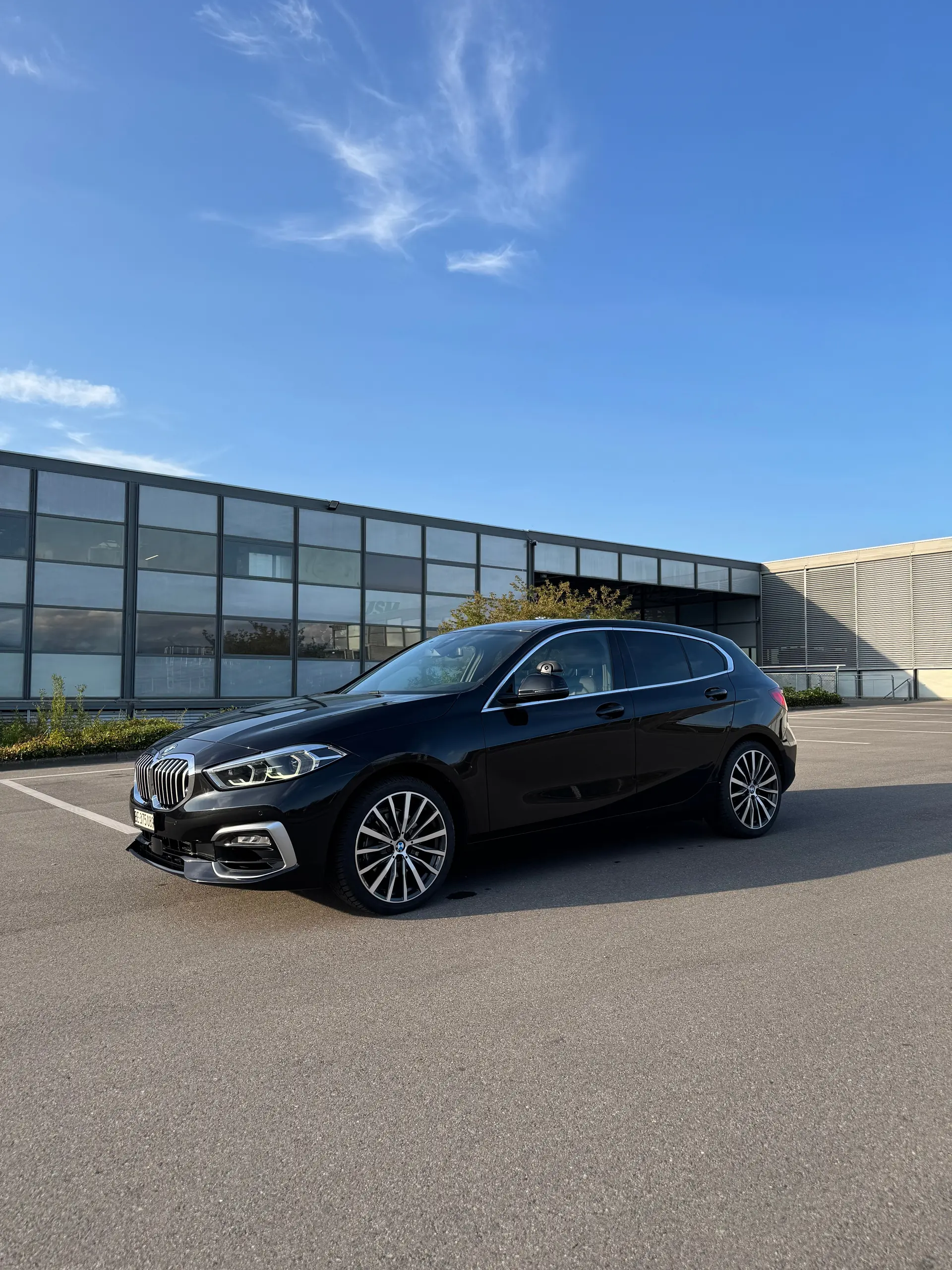 BMW 118i — Citadine sportive 2019, fraîchement révisée et sans sinistre — vista esterna