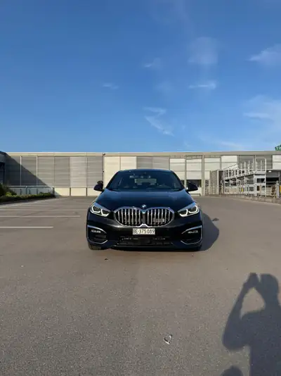 BMW 118i — Citadine sportive 2019, fraîchement révisée et sans sinistre — vista posteriore