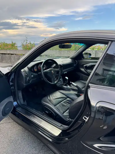 Porsche 911 3.6 Turbo — Coupé culte des années 2000, 420 ch en boîte manuelle — interni