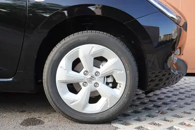 Suzuki Swift 1.2 Piz Sulai Hybrid 4x4 — Citadine polyvalente, 3 ans de garantie — tableau de bord