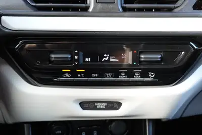 Suzuki Swift 1.2 Piz Sulai Hybrid 4x4 — Citadine polyvalente, 3 ans de garantie — Miniature 17