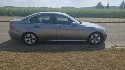 BMW 325i — Berline sportive 2009, 218 ch et transmission manuelle — fianco