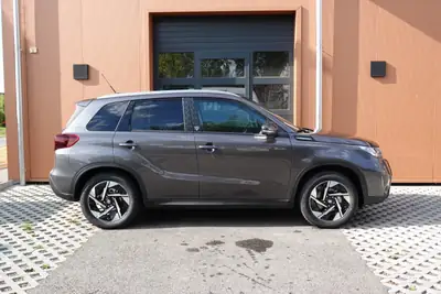 Suzuki Vitara 1.4 Boosterjet Piz Sulai — SUV compact 4x4 hybride avec 3 ans de garantie — intérieur