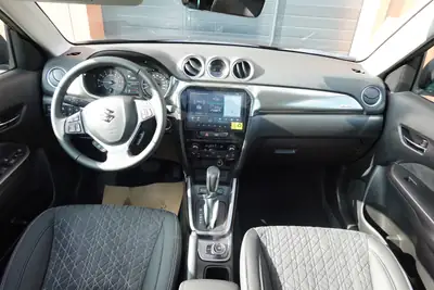 Suzuki Vitara 1.4 Boosterjet Piz Sulai — SUV compact 4x4 hybride avec 3 ans de garantie — Miniature 11