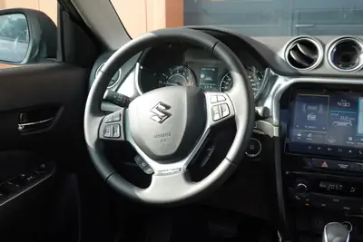 Suzuki Vitara 1.4 Boosterjet Piz Sulai — SUV compact 4x4 hybride avec 3 ans de garantie — Miniature 12