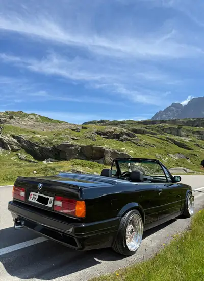 BMW 320i Cabriolet — Roadster intemporel des années 90, moteur essence performant — côté