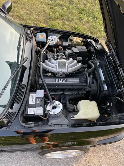 BMW 320i Cabriolet — Roadster intemporel des années 90, moteur essence performant — arrière