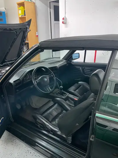 BMW 320i Cabriolet — Roadster intemporel des années 90, moteur essence performant — détail