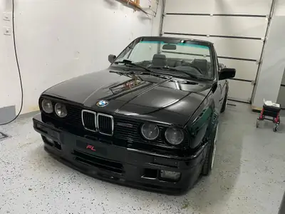 BMW 320i Cabriolet — Roadster intemporel des années 90, moteur essence performant — tableau de bord