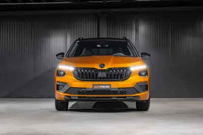 Skoda Kamiq 1.0 TSI Monte Carlo — SUV compact orange métallisé, faible kilométrage — arrière